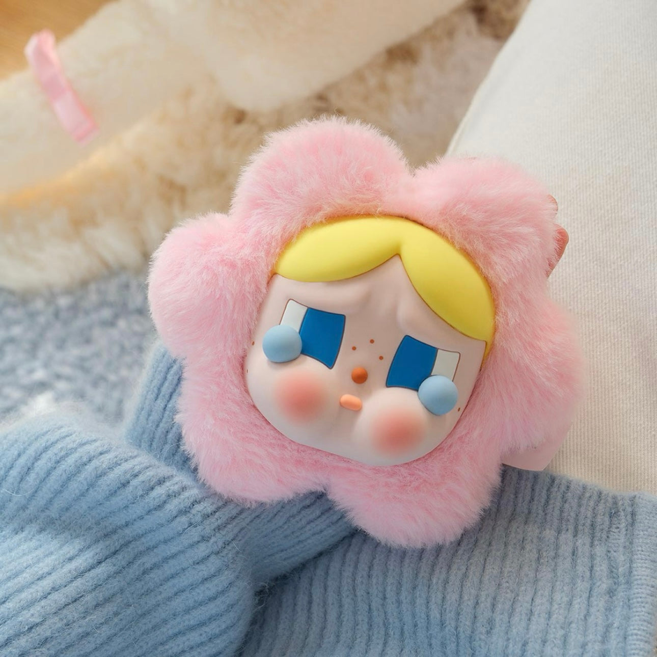 泡泡玛特CRYBABY哭娃粉色花朵硅胶毛绒耳机包