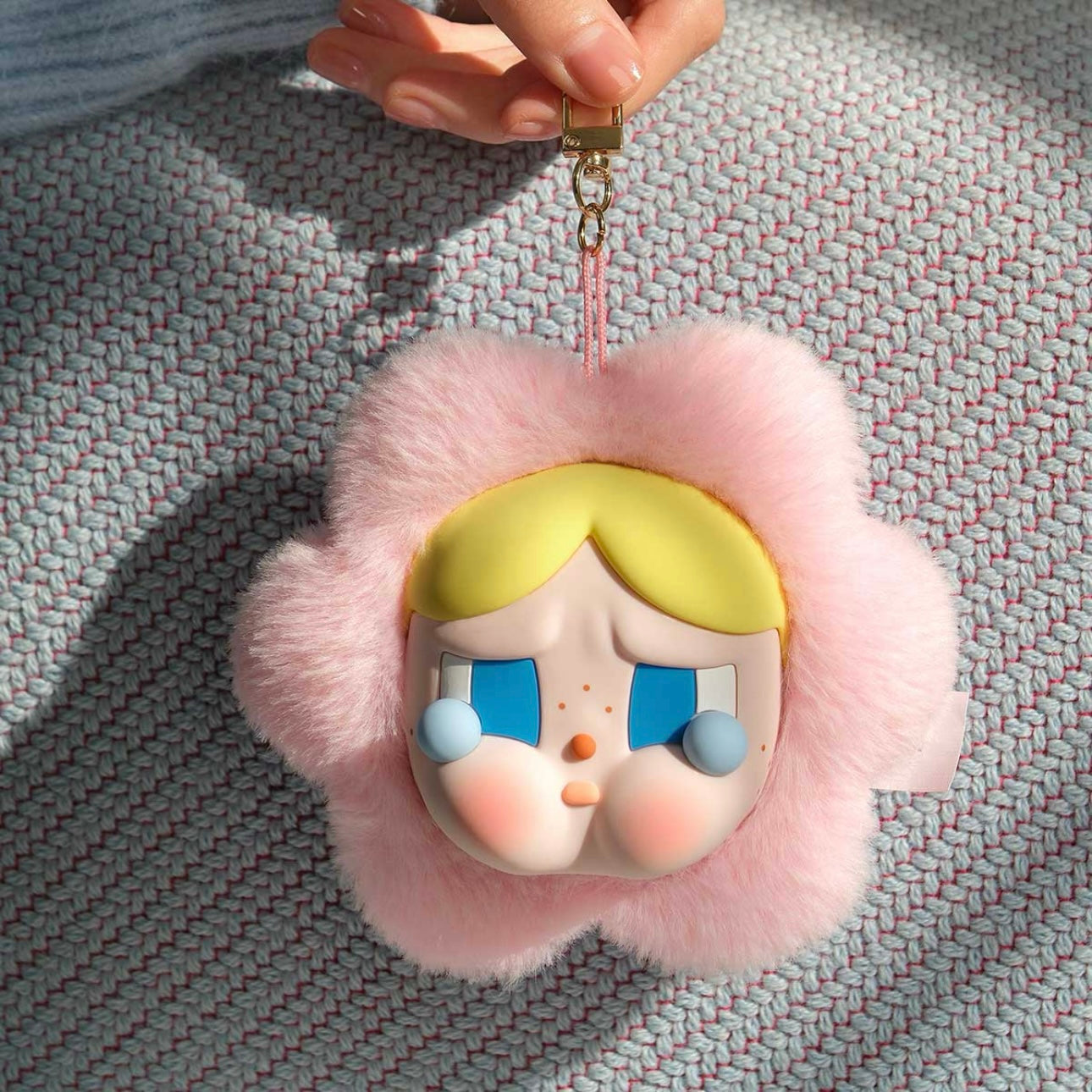 泡泡玛特CRYBABY哭娃粉色花朵硅胶毛绒耳机包
